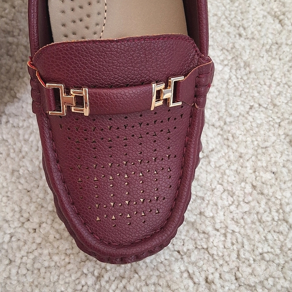 SOLD!!! Alexis Bendel, NWT, 7.5Wide, Woman's Maroon Gold Buckle Flats - Picture 6 of 9